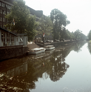 119352 Gezicht over de Stadsbuitengracht te Utrecht, met links de aanlegplaats voor rondvaartboten aan de Rijnkade en ...